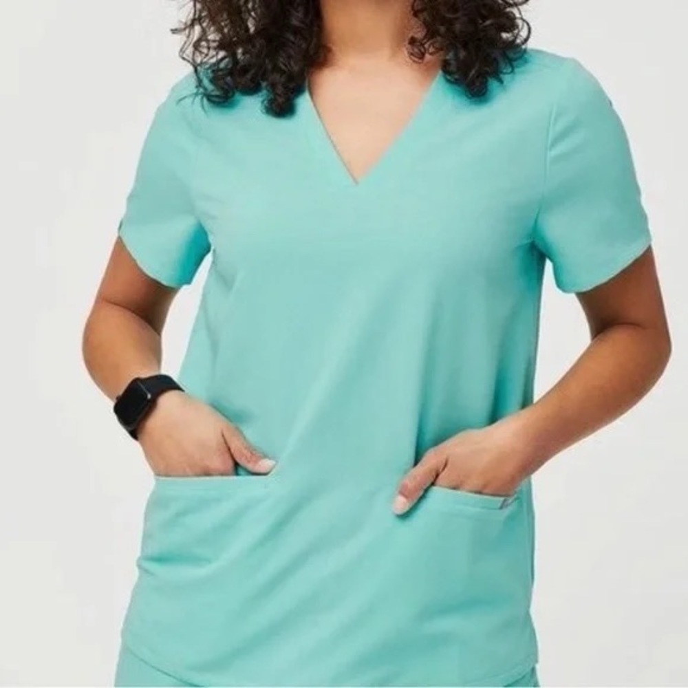 FIGS Casma Three Pocket Scrub Top Fresh Aqua Size M